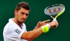 Der Deutsche Daniel Brands in Aktion beim Grand Slam Turnier in Wimbledon. Daniel Brands aus Deggendorf ist die Nummer 70 der ATP-Tour und war vor seinem Vorstoß ins Achtelfinale von Wimbledon nur Insidern bekannt. Die Ansprüche des 23-Jährigen sind nach dem Erfolg in London gestiegen, er träumt vom Davis-Cup.  Foto: dpa