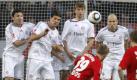 Von der Meisterschaft konnte der FCBayern auch danach lange Zeit nur träumen. Denn das Team der Hinrunde war Bayer Leverkusen - ausgerechnet mit Bayerns Ex-Trainer Jupp Heynckes und der Münchner Leihgabe Toni Kroos (hier beim Freistoß). Leverkusen, das die ganze Hinrunde über ungeschlagen blieb, musste sich am Ende aber doch geschlagen geben. Im direkten Duell gab es keine Sieger:Hin- und Rückspiel endeten 1:1. Foto: ddp