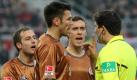 St. Paulis Matthias Lehmann, Fabian Boll und Max Kruse (von links) beschweren sich bei Schiedsrichter Markus Wingenbach, nachdem dieser auf Elfmeter für Freiburg entschieden hat. Die Aufregung war unnötig:Torwart Thomas Kessler hielt den Strafstoß von Demba Papiss Cissé. Freiburgs Torjäger schlug dann später aber doch noch zweimal zu - am Ende stand es 2:2. Foto: dapd