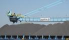 Im sogenannten Rohstofflager von ThyssenKrupp bei Rio de Janeiro türmen sich Berge von Kohle auf. ThyssenKrupp prüft den Verkauf seiner verlustreichen Stahlwerke in Brasilien und den USA. Foto: Helmut Reuter  Foto: dpa
