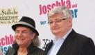 Der Dokumentarfilm Joschka und Herr Fischer hat am Donnerstagabend in Berlin Premiere gefeiert. An der Aufführung im Delphi-Kino nahm auch die Hauptperson teil: Ex-Außenminister Joschka Fischer kam mit Gattin Minu Barati. Der Grünen-Politiker posierte in grauem Anzug ohne Krawatte auf dem roten Teppich aber ohne seine Frau. Unter den Gästen war auch die Spitzenkandidatin der Grünen für die Berliner Abgeordnetenhauswahl, Renate Künast. Foto: dpa