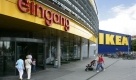 ** ARCHIV ** Ein Moebelhaus von Ikea in Berlin, aufgenommen am 9. August 2006. Auch an Moebelgigant Ikea geht die Konjunkturschwaeche und Kaufzurueckhaltung in Deutschland nicht spurlos vorbei: Das Unternehmen steigerte seinen Umsatz im vergangenen Jahr zwar um 3,1 Prozent auf 3,3 Milliarden Euro, wie Petra Hesser, Geschaeftsfuehrerin von Ikea Deutschland, am Mittwoch in Frankfurt am Main erklaerte. Das war jedoch in absoluten Zahlen das geringste Wachstum seit 2002. (AP Photo/ Jan Bauer) ** FILE ** Customers enter an IKEA store house in Berlin on August 9, 2006. (AP Photo/ Jan Bauer) Foto: ap