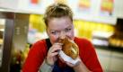 Die Currywurst vom Imbiss um die Ecke oder das Stückchen Kuchen vom Bäcker gegenüber - es ist zwar verlockend einfach, aber das Mittagessen auf die Hand ist alles andere als gesund. Foto: dpa