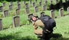 Gedenken und Andenken: Ein israelischer Soldat fotografiert in Berlin-Weißensee auf dem jüdischen Friedhof Kriegsgräber jüdischer Gefallener aus dem 1. Weltkrieg. Foto: Maurizio Gambarini Foto: dpa
