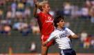 Da konnte auch Kopfballwunder Karl-Heinz Riedle (rechts) nichts ausrichten. 1986/87 stieg Air Riedle, hier gegen den Münchner Norbert Nachtweih, mit Blau-Weiß 90 Berlin ab. Ausbeute bis zur Winterpause: acht Punkte. Foto: imago