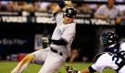 Josh Bard von den Seattle Mariners verliert im neunten Inning den Ball gegen Nick Swisher von den New York Yankees. Das Spiel endete 3:1 für die Yankees. Foto: ap