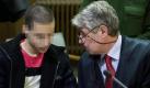 Anwalt Stephan Bonell spricht mit seinem 17-jährigen Mandanten. Er ist angeklagt, einen Mitgefangenen in der Jugendstrafanstalt Regis-Breitingen misshandelt zu haben. Foto: ddp