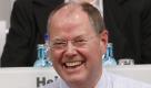 Hat er am Ende gut lachen? In SPD-Kreisen wird der ehemalige Bundesfinanzminister und frühere NRW-Ministerpräsident Peer Steinbrück als Kandidat gehandelt. Er habe internationale Erfahrung, den Mut, Impulse zu geben, und werde parteiübergreifend anerkannt, heißt es von Garrelt Duin, Sprecher des Seeheimer Kreises derSPD. Weiter heißt es, Steinbrück verbinde sprachliche Kraft und Klarheit mit klugem Humor. Doch Steinbrück hat wohl das falsche Parteibuch. Kanzlerin Merkel hat bereits gesagt, dass auf jeden Fall Schwarz-Gelb einen Vorschlag fürs Amt macht. Foto: dpa