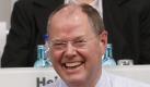 Peer Steinbrück (63) war in den schwersten Zeiten der Bankenkrise Deutschlands Finanzminister. Sein Buch Unterm Strich widmet sich deshalb wenig überraschend der Stabilität des Finanzsystems und der Zukunft des Sozialstaats. Steinbrück hatte keinen Ghostwriter nötig, er hat das Buch selbst verfasst und punktet mit Authentizität. Foto: dpa