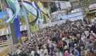 Auch wenn das eigentlich Fest damit noch nicht eingeläutet war: Tausende Besucher drängten sich bereits zur Eröffnung der Historischen Wiesn auf der Münchner Theresienwiese. Foto: ap