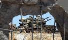 Ein zerschossener Panzer der Gaddafi-Truppen in Tripolis: Zwar geht etwa die Hälfte der deutschen Waffenlieferungen nach Europa oder an Nato-Staaten. Doch unter den Abnehmern sind auch sogenannte Drittländer. Einige dieser Rüstungsdeals sind hochbrisant: Nach der Aufhebung des Waffenembargos gegen Libyen lieferten deutsche Firmen laut Spiegel Geländewagen, Hubschrauber, Störsender und Radartechnologie im Millionenwert an das nordafrikanische Land. Foto: dpa