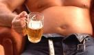 Der Bierbauch galt mal als sexy. Das ist aber lange her. Heute wird er eher als Risikofaktor für zahlreiche Erkrankungen gesehen. Foto: Istockphoto