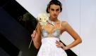 Ein Model präsentiert eine neue Kreation eines Hochzeitskleides des chinesischen Designers Do Do Leung bei der Hong Kong Fashion Week in Hongkong. Foto: ap
