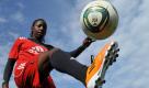 Während des Trainings für die morgen beginnende Fußball-Weltmeisterschaft der Frauen jongliert Laetitia Yimga aus Äquatorialguinea mit dem Ball. Foto: dapd