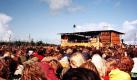 Die Reproduktion einer Fotografie zeigt Zuschauer, die am 6. September 1970 beim letzten Konzert des US-amerikanischen Gitarristen Jimi Hendrix auf der Insel Fehmarn beiwohnen. 1995 gab es erstmals ein Jimi-Hendrix-Revival-Festival auf der Ostseeinsel. Anfang September 2010 findet das XVI. Jimi Hendrix Revival Festival statt. Die Veranstalter erwarten dazu rund 15.000 Besucher.  Foto: ddp