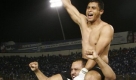 Der Torwart von Honduras' Nationalmannschaft freut sich mit seinem Teamkollegen über den Sieg über El Salvador in einem Qualifikationsspiel zur WM 2010. Foto: ap