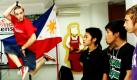 Der deutsche Hip-Hop-Tänzer B-Boy Fly führt Schülern in Manila ein paar Moves vor. Der Deutsche engagiert sich in einem Projekt in der philippinischen Hauptstadt, bei dem Jugendlichen an Hip Hop herangeführt werden sollen. Foto: dpa