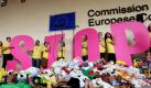 Mit einem Berg Spielzeug und riesigen Lettern wollen Aktivisten aus ganz Europa die Europäische Kommissarin für Inneres, Cecilia Malmstroem, auf die Schicksale von Kindern aufmerksam machen. Dazu übergaben sie in Brüssel eine Petition mit 2,3 Millionen Unterschriften, die die Kommission dazu aufruft, gegen Kinderhandel, für die strafrechtliche Verfolgung Krimineller und für einen adäquaten Opferschutz einzutreten. Foto: dapd