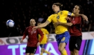 Für Schwedens Stürmerstar Zlatan Ibrahimovic (M) ist der WM-Zug abgefahren. Zwar gewann sein Team das letzte Qualifikationsspiel gegen Albanien 4:1, aber die Schweden landeten knapp hinter Dänemark und Portugal nur auf Rang drei der Gruppe 1. Foto: dpa
