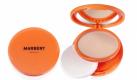 Wer auch im Sommer nicht auf Make-up verzichten möchte, ist mit Puder gut bedient. Dieser von Marbert schützt die Haut mit Lichtschutzfaktor 15 (prüfen Sie vorher, ob dies für Sie ausreichend ist) und soll kleine Unebenheiten abdecken. Ein Puder hat außerdem den Vorteil, dass er die Haut nicht verklebt und das Make-up zerläuft. Gerade im Sommer haben viele Frauen Probleme mit flüssigen Produkten. Ein leichter Puder kann Abhilfe schaffen. Foto: Marbert