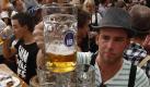Größtes Volksfest der Welt eröffnet: Mehr als sechs Millionen Gäste werden bis zum 3. Oktober erwartet. Volle Zelte erhoffen sich die Gastwirte, und das obwohl eine Maß bis zu 9,20 Euro kosten kann - ein neuerlicher Rekord. Vielleicht wird es noch einen weiteren geben. Immerhin gingen bereits 2010 mehr als sieben Millionen Maß Bier über die Theken.  Foto: dapd