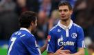 Auf Schalke war Angelos Charisteas (rechts) der Mann des Tages. Gegen Eintracht Frankfurt erzielte der alte Grieche den 2:1-Siegtreffer und holt sich - anscheinend selbst ein wenig überrascht - die Glückwünsche seines berühmten Kollegen Raúl ab. Foto: dpa