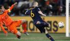 Der Schuss ins Glück: Als alles nach Elfmeterschießen roch, erzielte Andrés Iniesta den 1:0-Siegtreffer gegen Holland (116.). Spanien wurde zum ersten Mal Weltmeister. Foto: ap