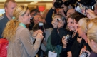Tennisspielerin Kim Clijsters wird nach ihrem Sieg bei den US Open in ihrer belgischen Heimat gefeiert. Bei der Ankunft auf dem Flughafen Brüssel jubelten ihr die Fans zu. Foto: ap