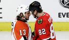 Daniel Carcillo von den Philadelphia Flyers (links) und Chicago Blackhawk Tomas Kopecky streiten sich beim Stanley-Cup-Finale der National Hockey League in Chicago, wer mehr im Köpfchen hat. Für welchen der beiden Dickköpfe das zutraf, ist ungewiss. Allerdings entschieden die Chicago Blackhawks das Spiel mit 2:1 für sich.  Foto: ap