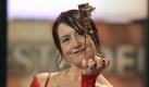 Ulrike Krumbiegel musste erst nochmal ganz genau nachschauen, ob das auch wirklich DIE Goldene Kamera ist. 2008 war sie die beste Darstellerin. Foto: dpa