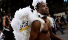 Mit Engelsschwingen hat sich ein Teilnehmer des Bay To Breakers-Rennens in San Francisco auf den Weg über die 12-Kilometer-Strecke gemacht. Bereits zum hundertsten Mal fand das sportliche Ereignis in der kalifornischen Metropole statt, bei dem die Mitstreiter auch um das skurrilste Kostüm konkurrieren. Foto: dapd