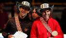 Der spanische Tennisspieler Rafael Nadal (rechts) und sein serbischer Kollege Novak Djokovic stehen nach einem Freundschaftsspiel in Bogota, Kolumbien, zusammen. Vor drei Tagen hatte Nadal gegen Djokoivc das Finale der Tennismeisterschaften in Kalifornien verloren. Foto: dpa