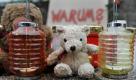 Ein Ort in Trauer: Kerzen, Kuscheltiere und ein Schild mit der Aufschrift Warum stehen in Bodenfelde in der Nähe des Ortes am Mühlenbach, von dem der Weg zum Fundort der beiden ermordeten Jugendlichen Nina und Tobias abgeht.
 Foto: ddp