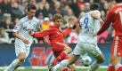 Bayerns Thomas Müller (M) versucht gegen die Schalker Abwehr den Ball zu kontrollieren. Noch vor der Halbzeitpause gleicht Schalke aus. Foto: dpa