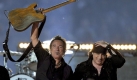 Bruce Springsteen (l.) und Steven Van Zandt (r.) unterhalten das Publikum. Foto: dpa