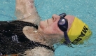 In diesem Bild der Weltmeisterschaften in Sydney, schwimmt der 98-jährige Margo Bates, der älteste Teilnehmer konkurriert in der 100-Meter-Rücken Kategorie. Foto: ap