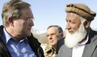 Verteidigungsminister Franz Josef Jung (CDU, l.) spricht am Dienstag (10.03.09) in Faisabad, Afghanistan, bei dem Besuch eines Brueckenprojektes mit dem Gouverneur der Provinz Badakhshan, Hadji Monchi Abdul Majeed. Gemeinsam mit Hadji Monchi Abdul Majeed besichtigte Jung die Baustelle der von der NATO mit rund 3,5 Millionen Euro finanzierten Bruecke ueber den Fluss Kokcha. Das Bauwerk soll Mitte Juni fertiggestellt werden und Anwohnern sowie den Bundeswehrangehoerigen am Standort Faisabad deutlich kuerzere Fahrtzeiten bringen. Jung betonte, der zivile Aufbau muesse konsequent vorangetrieben werden. (zu ddp-Text) Foto: Rainer Jensen/ Pool/ ddp Foto: ddp