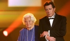 2004 erhielt Heidi Kabel den Medienpreis Bambiin der Kategorie Lebensleistung und wurde von Laudator Jan Fedder auf die Bühne geführt. Foto: ddp