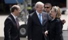 US-Außenministerin Hillary Rodham Clinton zu Besuch in Australien: Hier begrüßt sie den australischen Premierminister Kevin Rudd und US-Botschafter Jeffrey Bleich. Foto: ap