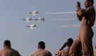 Donner in der Luft: US-Soldaten beobachten eine Flugstaffel bei der Thunder Over the Rock Air Show in der Little Rock Air Force Base in Jacksonville, Arkansas. Foto: ap