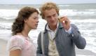 Am Strand von Travemünde lernt sie die große Liebe ihres Lebens, Morten Schwarzkopf (Alexander Fehling), kennen. Doch er ist Sohn eines Lotsenkommandanten und kommt für Tony somit als Mann nicht in Frage. Foto: Bavaria Film GmbH/Stefan Falke