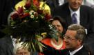 Der neu gewaehlte Bundespraesident Christian Wulff (CDU) haelt am Mittwoch (30.06.10) in Berlin im Reichtstag in der 14. Bundesversammlung einen Blumenstrauss. Wulff ist neuer Bundespraesident. Die Mitglieder der 14. Bundesversammlung waehlten den Kandidaten von Union und FDP am Mittwoch im dritten Wahlgang mit 625 Stimmen zum Staatsoberhaupt. (zu ddp-Text) Foto: Michael Gottschalk/ddp Foto: ddp