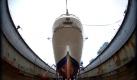 Das Segelschulschiff «Gorch Fock» der Marine fällt länger aus als ursprünglich geplant. «Derzeitiger Plan ist es, das Schiff Anfang Dezember wieder auszudocken», sagte Marinesprecher Achim Winkler in Kiel. Bei Instandsetzungsarbeiten auf der Kieler Lindenau-Werft hatten Arbeiter einen Riss und Rost am Rumpf des Segelschulschiffes entdeckt. Foto: dapd