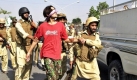Parmilitärische Einheiten führen einen Verdächtigen ab. In Peschawar, Pakistan kam es in letzter Zeit zu zahlreichen Bombenanschlägen. Foto: dpa