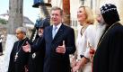 Mit geistlichen Würdenträgern stehen Bundespräsident Christian Wulff und Ehefrau Bettina vor der Paulus-Kirche in Tarsus in der Türkei zusammen. Danach wurde ein ökumenischer Wortgottesdienst abgehalten. Dabei gehts es dem Bundespräsidenten um die Stärkung der Rechte der Christen im Land. Wulff ist mit seiner Frau zu einem viertägigen Besuch in die Türkei gereist. Foto: dpa