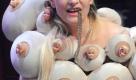 Busenfreundin: Die kanadische Sängerin Peaches lässt sich auf der Berlinale in einem extravaganten Outfit ablichten. Foto: Jens Kalaene Foto: dpa