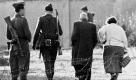 Für die Menschen im Osten gibt es mit dem Stacheldraht schon kein Durchkommen mehr. Dieses ältere Paar wird beim Versuch, die Grenze nach West-Berlin zu überschreiten, von DDR Grenzsoldaten zurückgewiesen. Foto: dapd