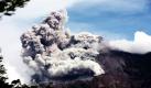 Aus dem indonesischen Vulkan Merapi, der zum dritten Mal ausgebrochen ist, schießen heiße Rauchwolken (Wedus Gembel) in die Luft. Das Land hat begonnen, die Opfer des Vulkanausbruchs auf der Insel Java zu begraben. Mindestens 29 Menschen wurden durch die heiße Lava getötet, 50 wurden verletzt.  Foto: dpa