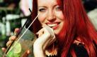 Bei Sonnenschein erfrischt sich Claudia am Sonntag (28.07.2002) in Bremen an einem Caipirinha. Das Modegetränk ist zur Zeit Nummer eins in Bremen. Die brasilianische Köstlichkeit ist das meistbestellte Cocktail in der Hansestadt. dpa/lni (zu lni 007 vom 30.07.2001) Foto: dpa