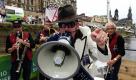 Die Mardi Grass Jazzband aus den Niederlanden singt und bläst am Dresdner Terrassenufer beim 41. Dixieland Festival. Die Veranstaltung lockt mit Musik aus zwölf Ländern Jazz- und Swingfans in die Stadt.
 Foto: dapd